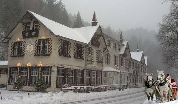 Das Hotel Knigreich Romkerhall im Winter. Schneelandschaft im Oberharz mit Pferdeschlitten und Weihnachtsmann