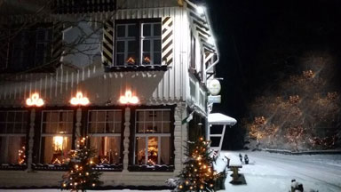 Das Heritage Hotel Knigreich Romkerhall im Winter bei Nacht und wunderschn beleuchtet
